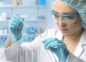 Cosa sappiamo (davvero) del farmaco anti-malaria che potrebbe curare il Covid-19