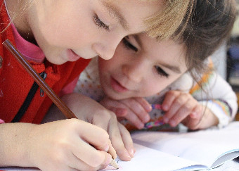 Coronavirus, l’appello delle scienziate sul ritorno a scuola: «I vantaggi superano i rischi»